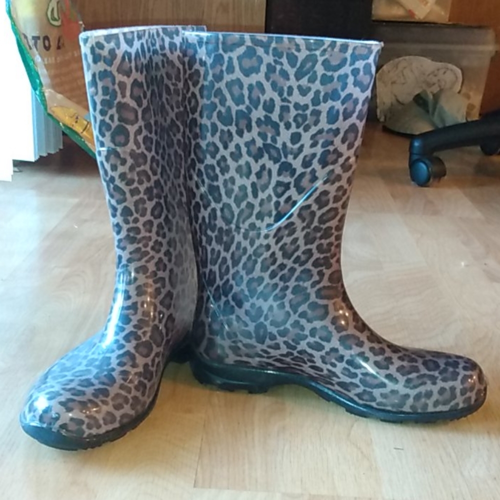 Jaguar print rain boots